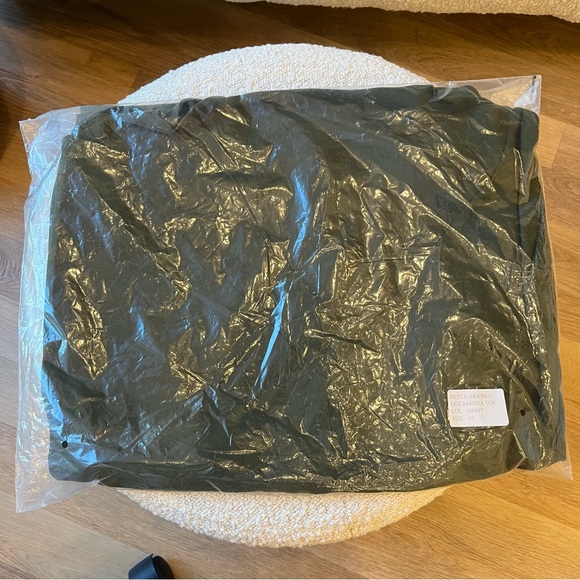 Pari Passu Maura Short Sleeve Top in Army NWT! size 16 - Picture 6 of 9